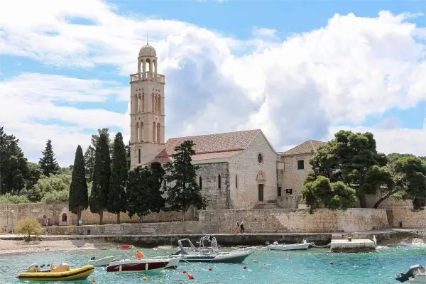 Franziskanerkloster und die Kirche St. Maria von Gnade in Hvar.
