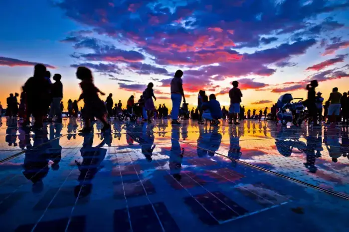 Farbenfroher Sonnenuntergang auf dem Gruß der Sonne in Zadar, Kroatien