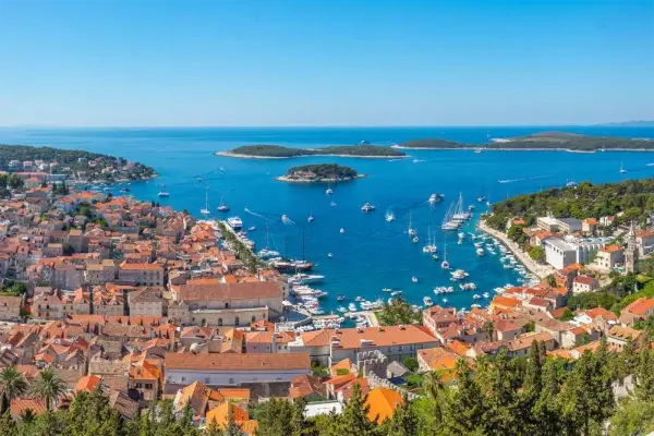 Schöner Blick auf die Stadt Hvar und die Pakleni Inseln in Kroatien, Europa