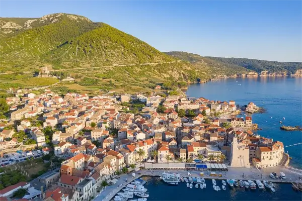 Hafen von Komiža mit Blick auf die St.-Nikolaus-Kirche auf der Insel Vis, Kroatien.