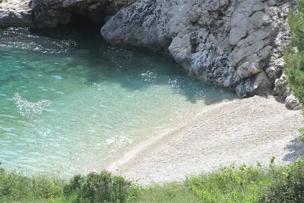 Die Lučišća-Bucht nahe Sveta Nedilja auf Hvar, Kroatien. Klares türkisfarbenes Wasser und felsige Küsten.