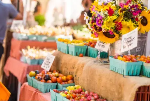 Markt mit Gemüse, Blumen und Obst.