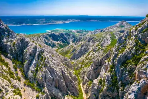 Traumhafte Sicht von einer Schlucht im Nationalpark Paklenica Schlucht auf dem Velebit-Gebirge.