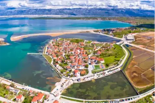 Historische Stadt Nin mit Panoramablick auf die Lagune und die Salzfelder.