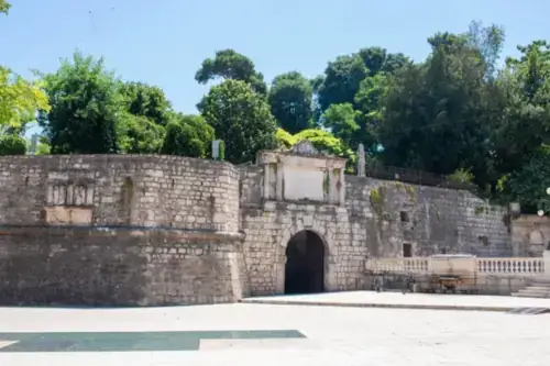 Tor Königin Jelena Madijevka Park (Perivoj kraljice Jelene Madijevke) in Zadar.
