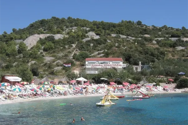 Der Pokonji Dol Strand an der Pokonji Dol Bucht Nahe der Stadt Hvar, mit klarem Wasser und Kieselstrand.