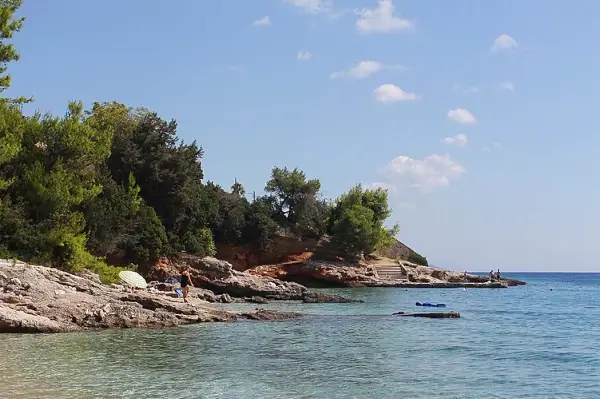 Der Skalinada-Strand im Dorf Zavala auf der Insel Hvar.