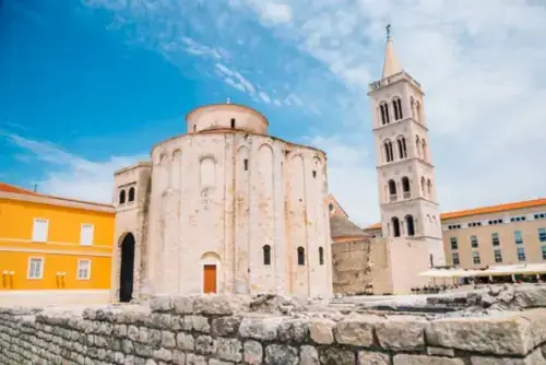 St.-Donatus-Kirche und Glockenturm am römischen Platz in Zadar, Kroatien