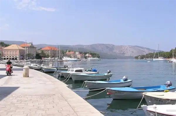 Blick auf Stari Grad, auf die Altstadt und den Hafen.