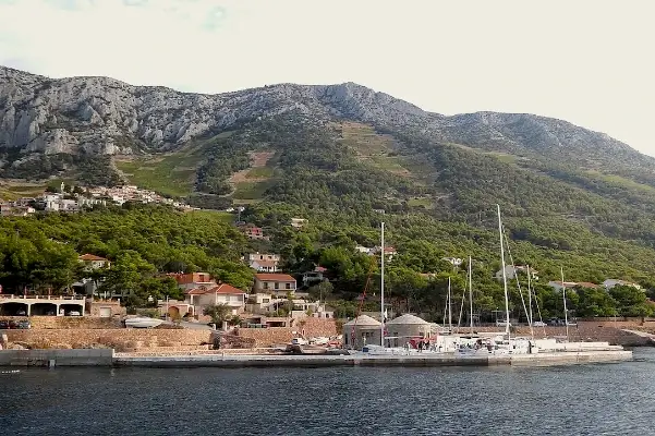 Blick auf Sveta Nedjelja auf der Insel Hvar.