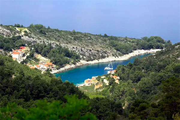 Blick auf die Bucht Uvala Prapatna an der Nordküste von Hvar.