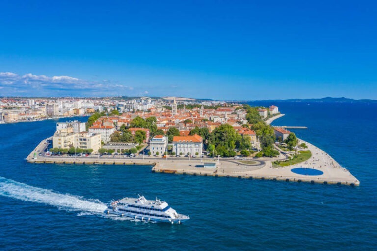 Blick auf die Hafenstadt Zadar in Kroatien mit Meeresorgel und Gruß an die Sonne.