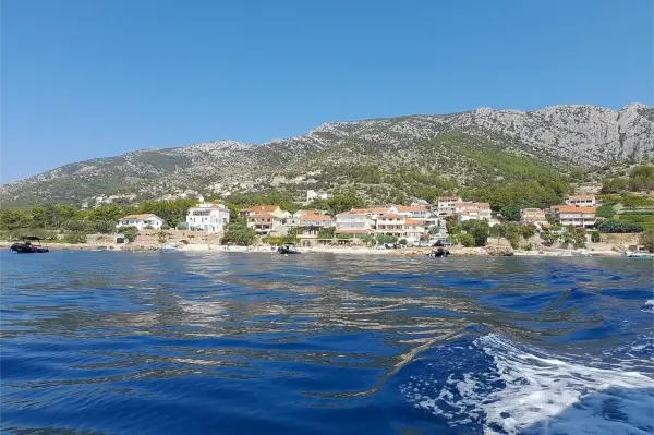 Blick auf das Dorf Zavala auf der Insel Hvar.