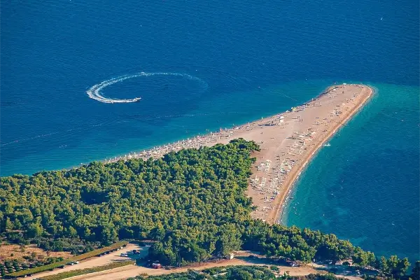 Blick auf den Zlatni Rat Strand vom Vidova Gora Berg auf der Insel Brač.