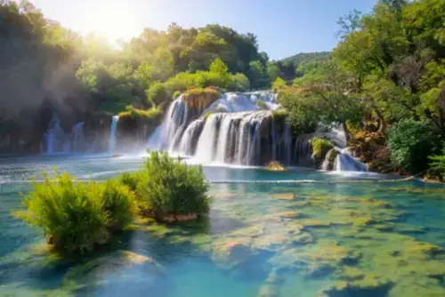 Der Krka-Nationalpark, in der Nähe von Split mit Blick auf die Wasserfälle.
