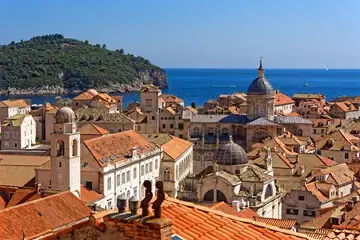 Blick über die roten Dächer der Altstadt von Dubrovnik, Kroatien.