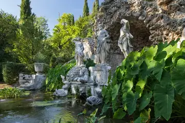 Statuen am Neptunbrunnen im Arboretum in Trsteno, Kroatien.