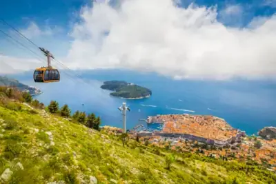 Altstadt von Dubrovnik mit Seilbahn auf den Berg Srd, Dalmatien, Kroatien