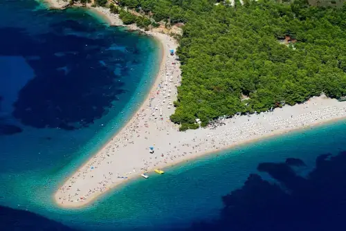 Luftaufnahme des Strandes Zlatni rat in Bol auf der Insel Brač, Kroatien