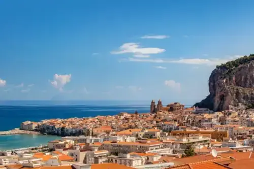 Schöne Aussicht auf das Zentrum von Cefalu in Sizilien, Italien