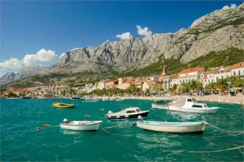 Blick auf die Makarska Riviera und das Biokovo-Gebirge in der Region Dalmatien, Kroatien