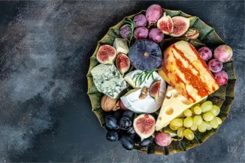 Käsebrett: verschiedene Käsesorten auf Marmor-Servierbrett. Käseplatte, Snacks