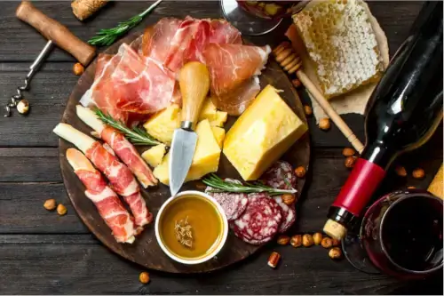 Antipasti, Verschiedene Fleisch- und Käsesnacks mit Rotwein.