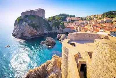 Blick von den Stadtmauern auf die Festung Lovrijenac in Dubrovnik. | AdobeStock/xbrchx