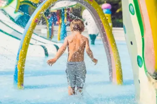 Junge hat Spaß im Wasserpark