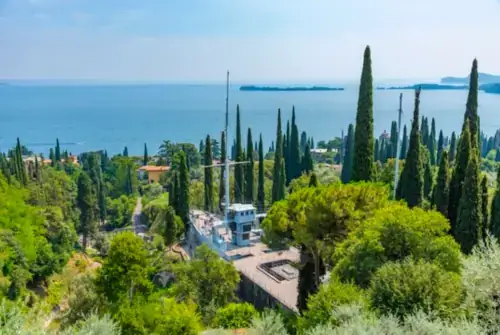 In den Gärten des Palastes Vittoriale degli Italiani in Gardone Riviera in Italien