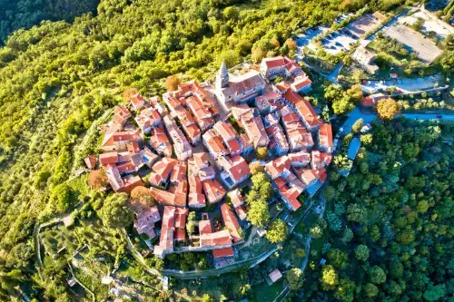 Luftaufnahme des alten Bergdorfes Groznjan.