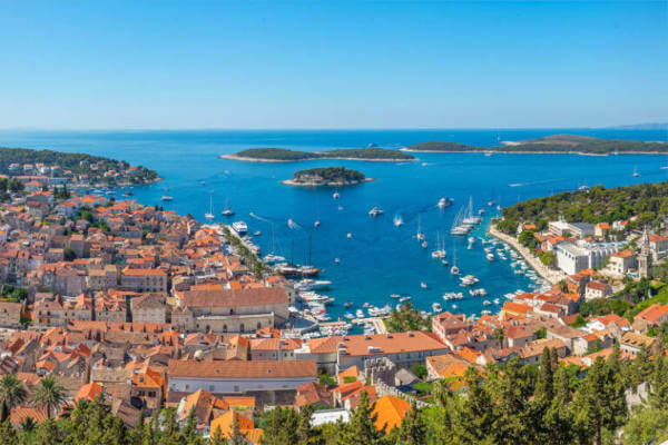 Schöner Blick von der Inseln Hvar auf die Stadt Hvar und die Pakleni Inseln in Kroatien, Europa