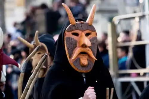 Karnevals in Sardinien mit Mamuthones-Masken.
