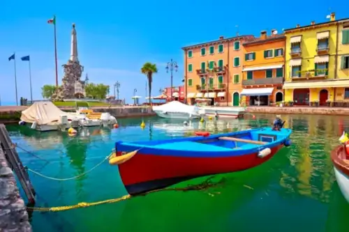 Blick auf den türkisfarbenen Hafen von Lazise und den Gardasee