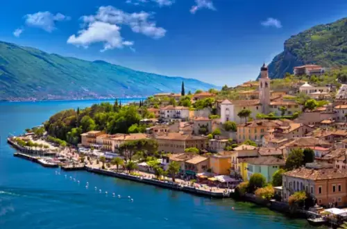 Limone sul Garda, am Westufer des Gardasees gelegen, ist von einer üppigen mediterranen Landschaft umgeben.