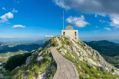 Negosh-Mausoleum auf dem Gipfel des hohen und malerischen Berges Lovcen.