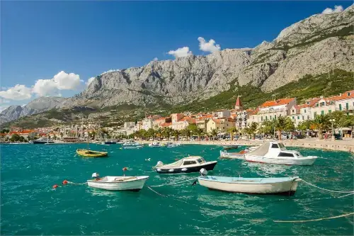 Die Makarska Riviera erstreckt sich entlang eines atemberaubenden Küstenabschnitts, gesäumt von Kiefernwäldern und dem majestätischen Biokovo-Gebirge im Hintergrund.