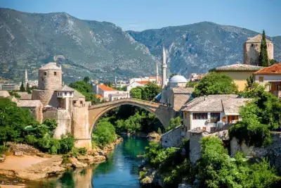 Blick auf die Alte Brücke, rekonstruierte osmanische Brücke aus dem 16. Jahrhundert, Hauptattraktion der Altstadt von Mostar, Bosnien und Herzegowina