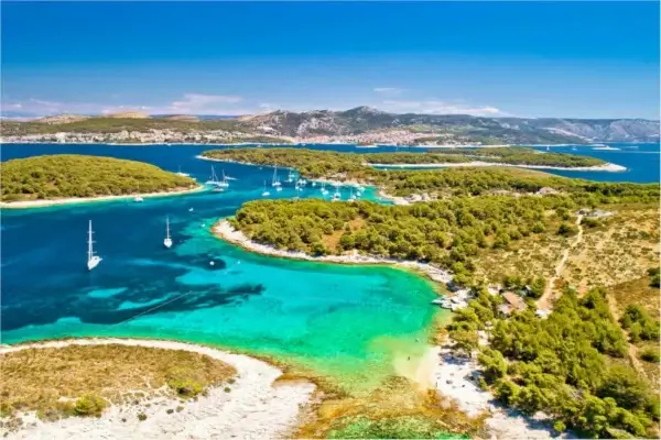 Die Pakleni otoci vor Hvar in Kroatien, eine Inselgruppe aus 19 Inseln darunter Sveti Klement, Marinkovac, Jerolim.