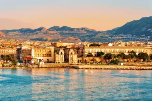 Sonnenaufgang am Mittelmeer auf Sizilien mit Blick auf die Altstadt von Palermo. Italien.