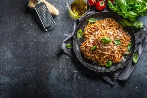 Pasta-Spaghetti-Tomaten und Bolognese-Sauce mit Öl, Parmesan und Basilikum