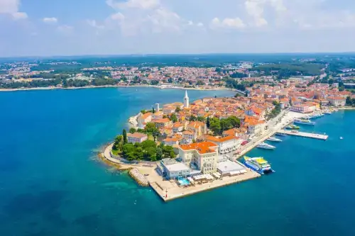 Aussicht auf Poreč, oder Parenzo, wie es in Italienisch heißt, Istrien, Kroatien.