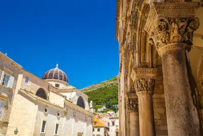 Blick auf die Kirche St. Blasius vom Rektorenpalast im historischen Stadtzentrum von Dubrovnik in Kroatien, Europa.