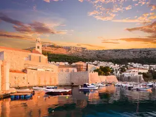 Alter Hafen von Dubrovnik und Festung Revelin in Kroatien.