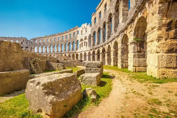 Das imposante Amphitheater Pula entstand im 1. Jahrhundert n. Chr. und gilt heute als das sechstgrößte seiner Art weltweit.