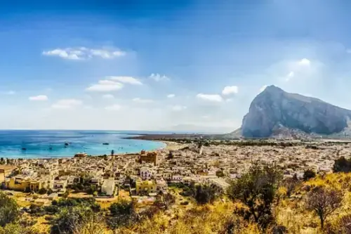 Blick auf den berühmten San Vito Lo Capo - Strand und die Stadt in Sizilien, Italien.