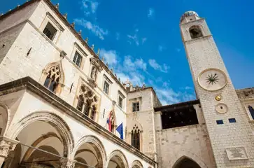 Sponza-Palast und Uhrturm in der Altstadt von Dubrovnik