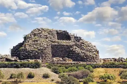 Blick auf die Nuraghenruinen - Su Nuraxi di Barumini, Bronzezeit, Sardinien, Italien, UNESCO-Weltkulturerbe.