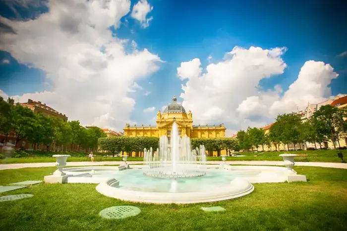König-Tomislav-Platz (Trg Kralja Tomislava) mit Kunstpavillon in Zagreb und großer Statue, Kroatien