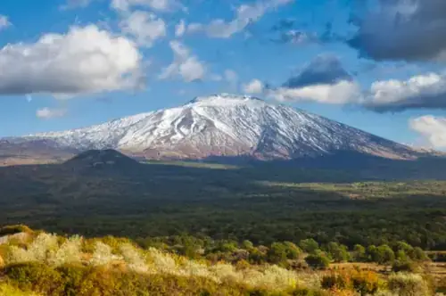 Blick auf den Vulkan Ätna mit Schnee in Sizilien, Italien.
